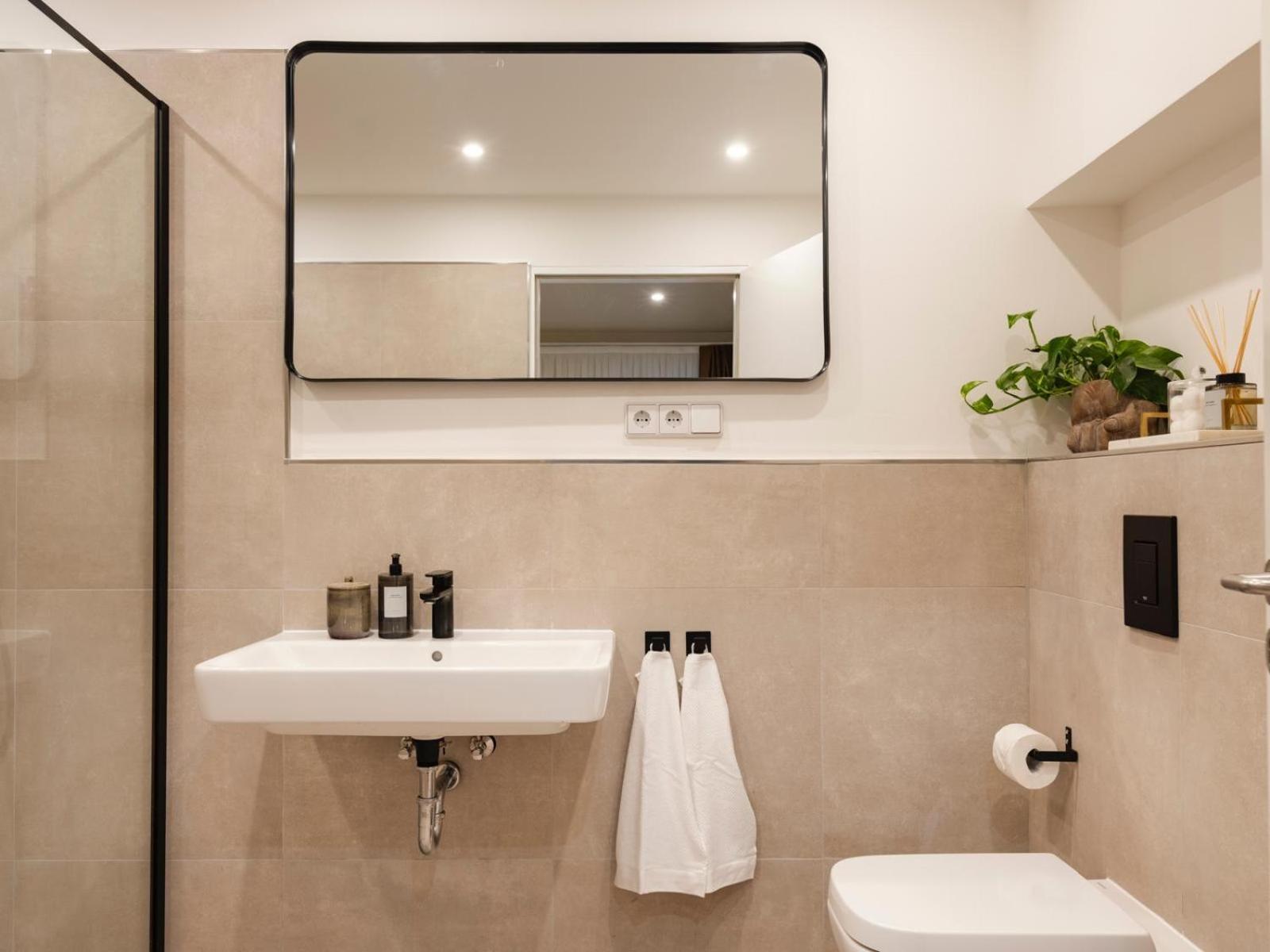 Alexa Spacious Design Up To 10 Persons - Parking - Superfast Wifi Apartment *