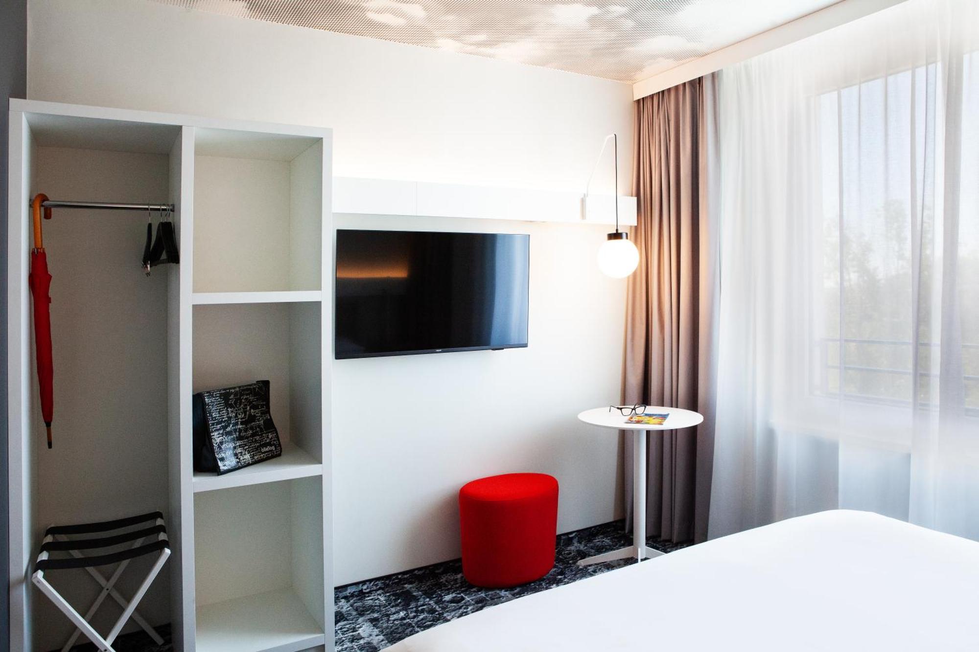 Ibis Airport *