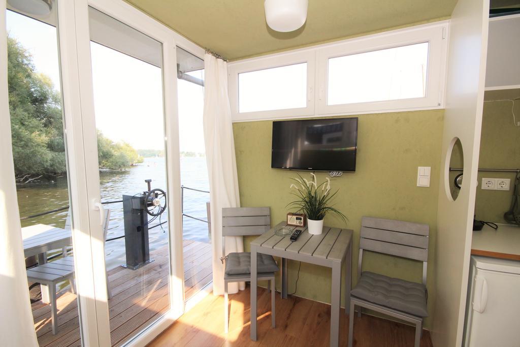 Botel Cosy Houseboat Wannsee Berlin