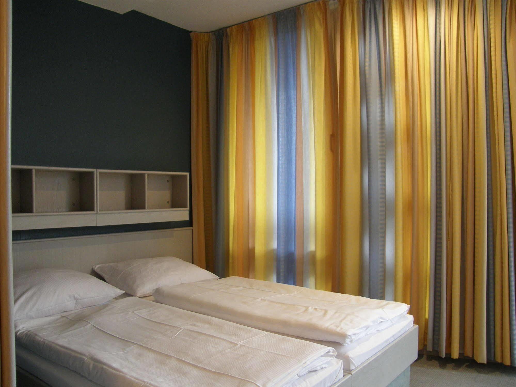 Jugendgästehaus St.-michaels-heim Hostel *