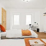2 Zimmer Apartments, 4 Betten, Vollmoebliert,Zentrale Lage Am S-Bahnhof