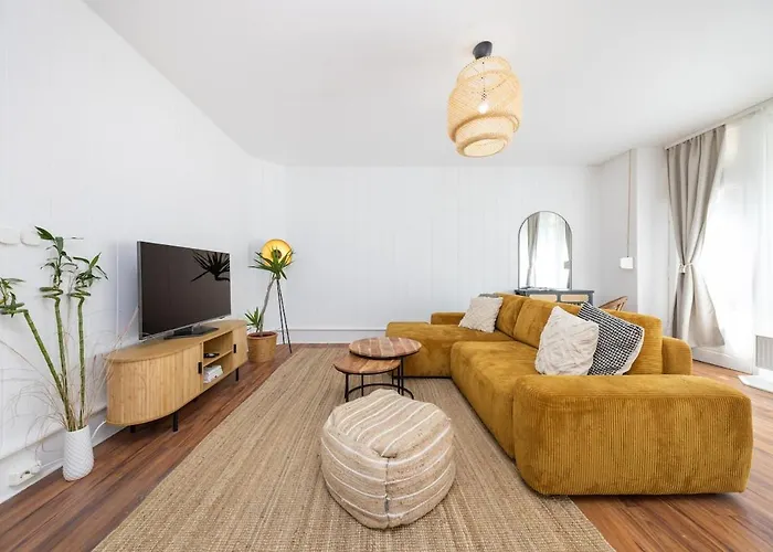 Japandi Apartment With Washer, Kitchen & Netflix Near Schoenhauser Allee