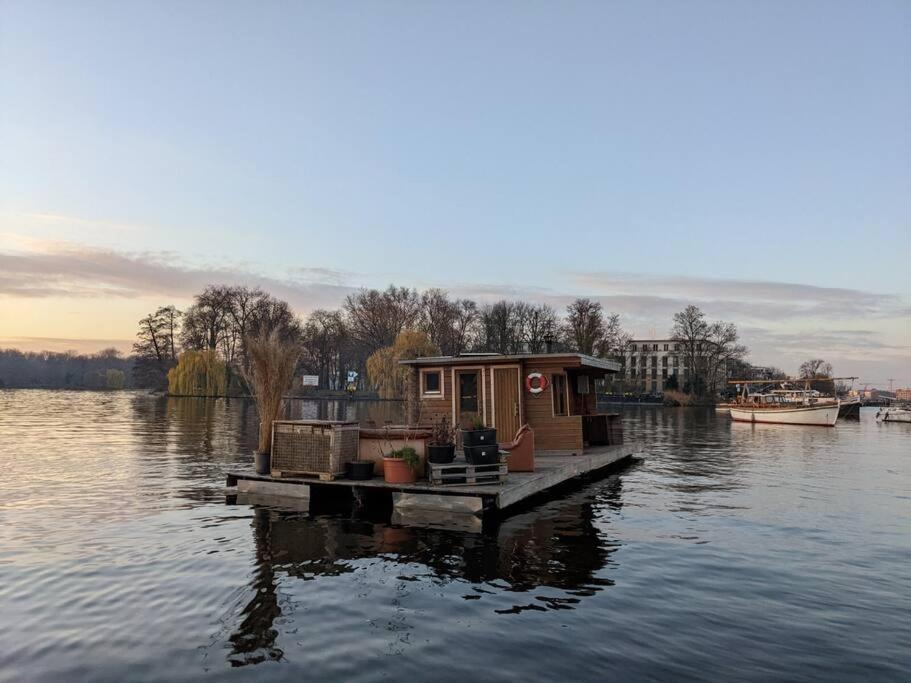 Hausboot Mit Hottub In Berlin