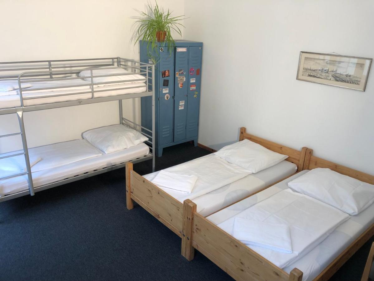 Fabrik - Baxpax Hostel *