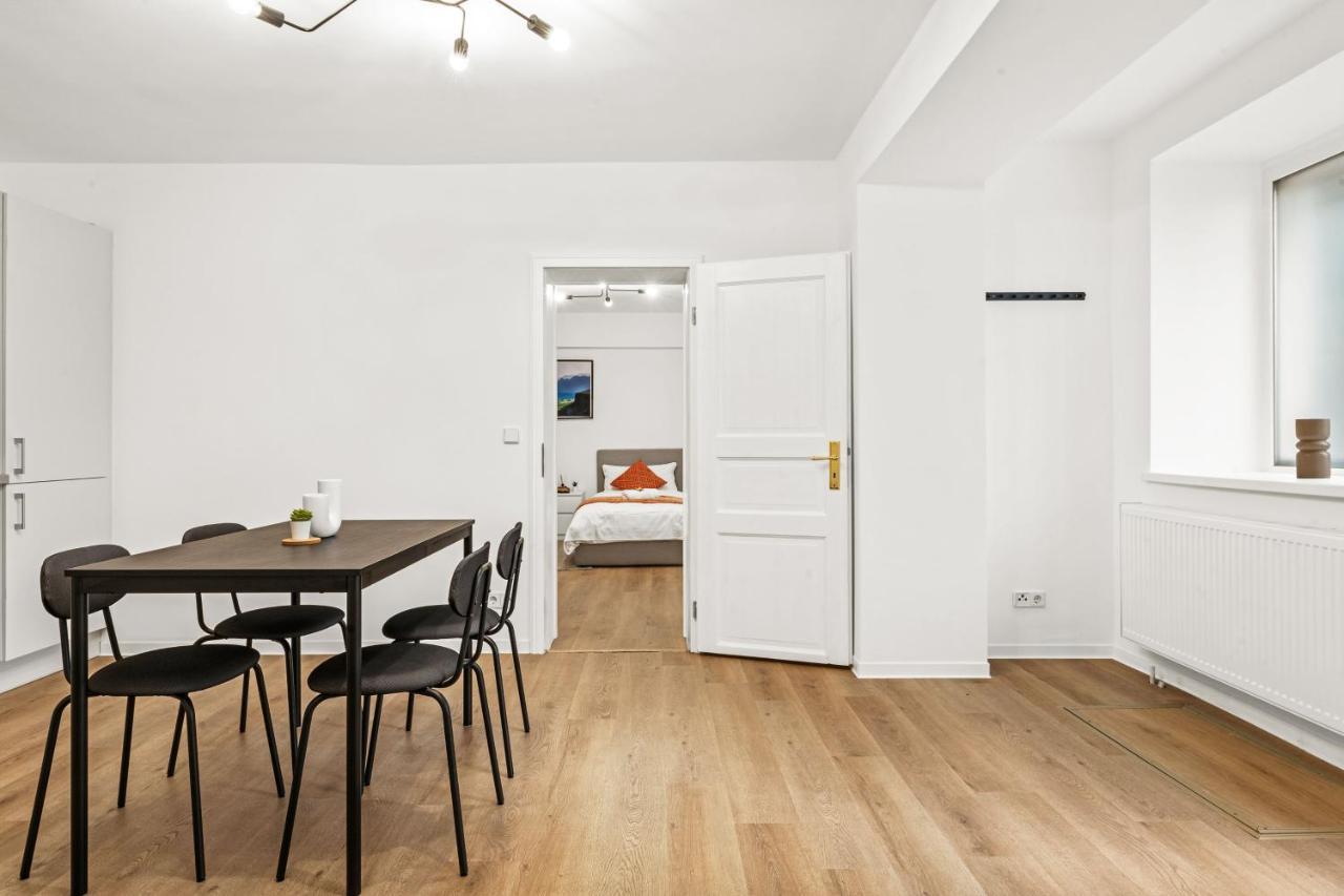 2 Apartments, 4 Betten, Vollmoebliert,zentrale Lage Am S-bahnhof Lägenhet