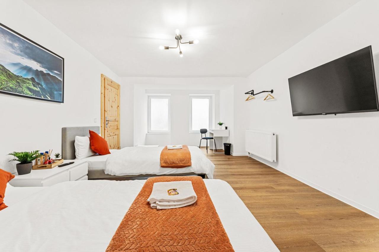 2 Apartments, 4 Betten, Vollmoebliert,zentrale Lage Am S-bahnhof Lägenhet