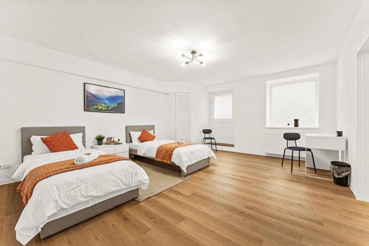 Lägenhet 2 Apartments, 4 Betten, Vollmoebliert,zentrale Lage Am S-bahnhof