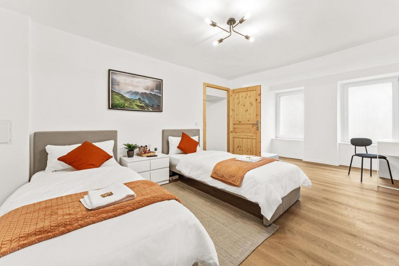 2 Apartments, 4 Betten, Vollmoebliert,zentrale Lage Am S-bahnhof Lägenhet