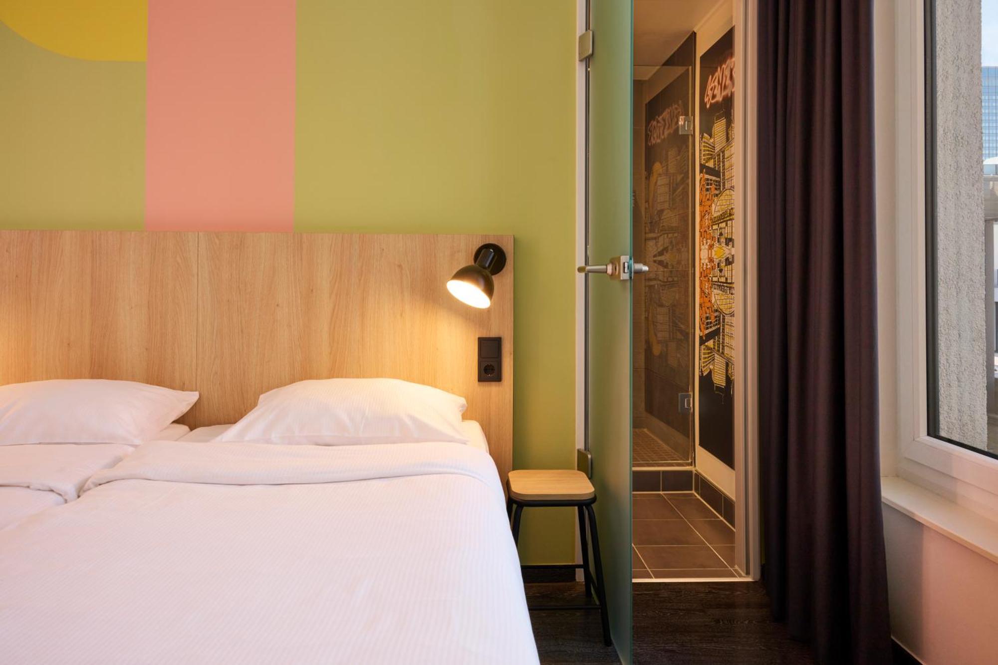 Hostel One80°