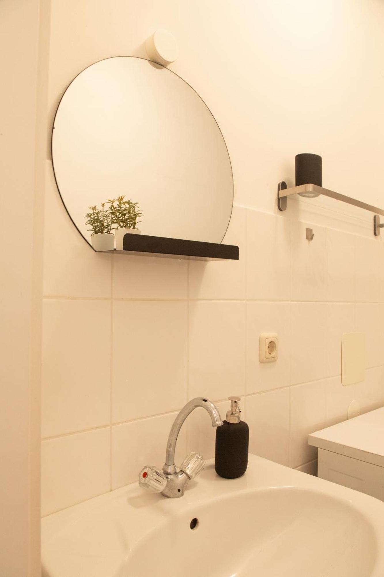 Homely - Spacious Flat Quiet, Friedrichstrasse, River Apartment Berlin