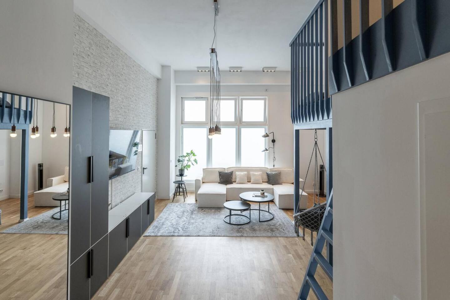 Spacious Lofts In Wedding Apartment *
