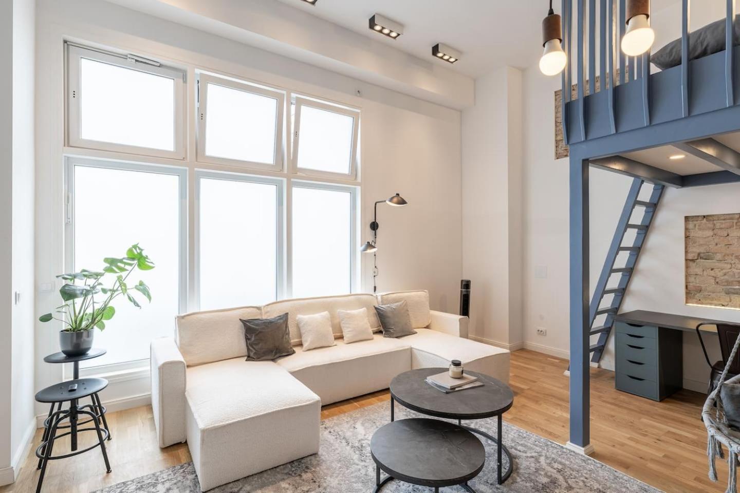 Spacious Lofts In Wedding Apartment *