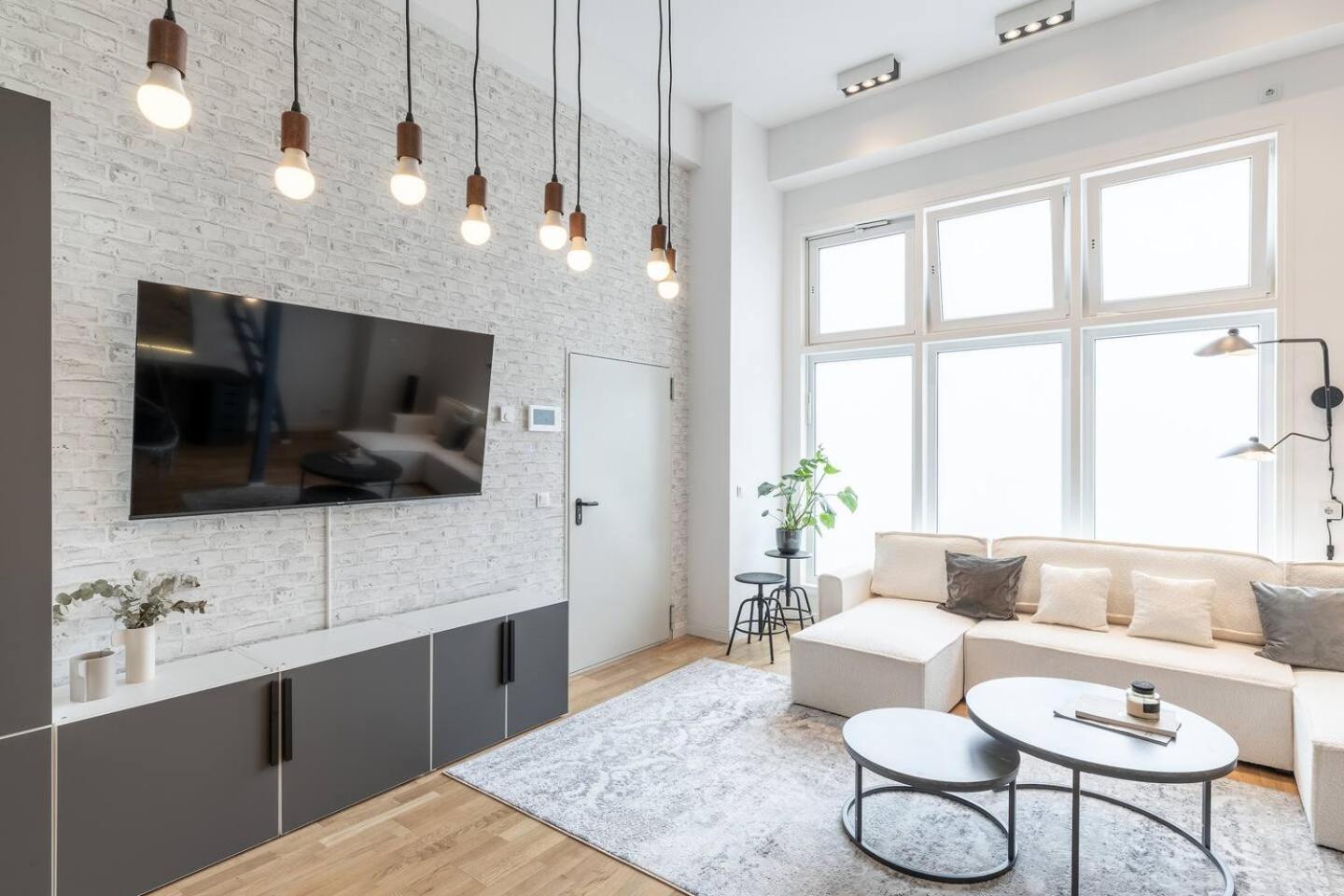 Spacious Lofts In Wedding Apartment *