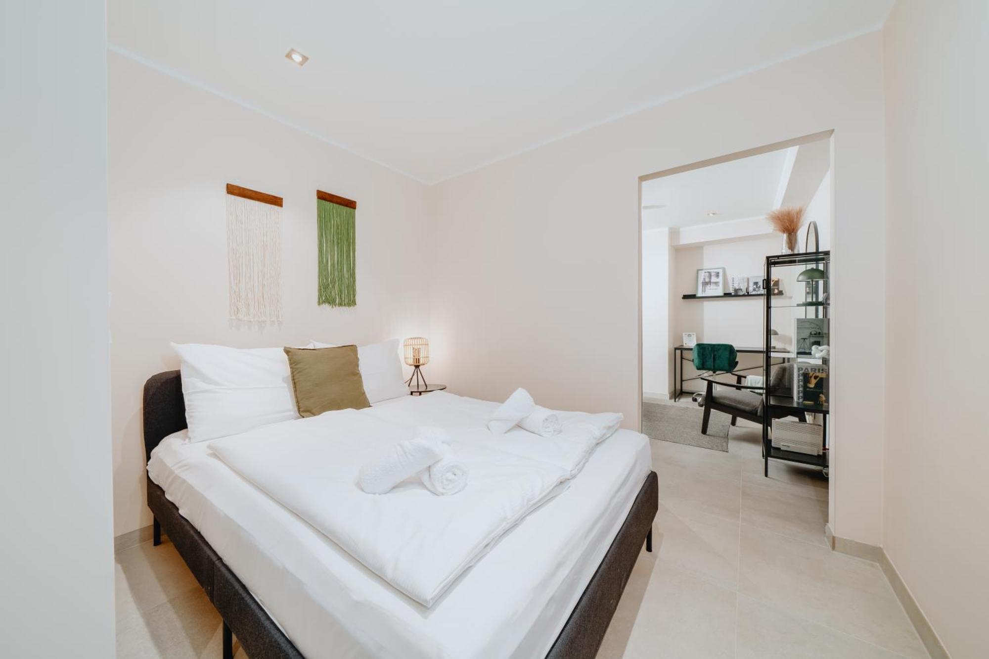Homely - Huge Terrace, Modern, Quiet, Near Kudamm