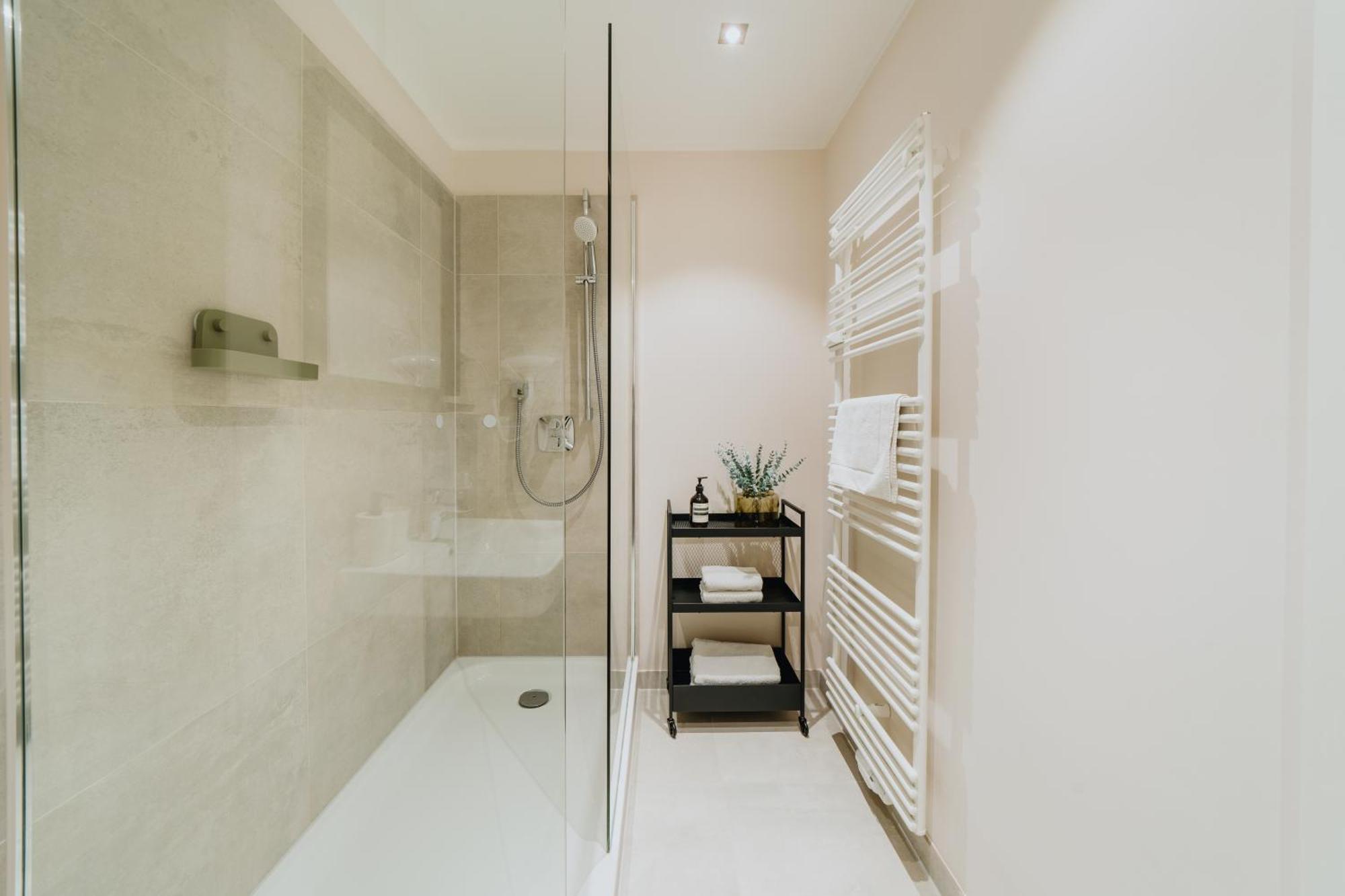Homely - Huge Terrace, Modern, Quiet, Near Kudamm Apartment *