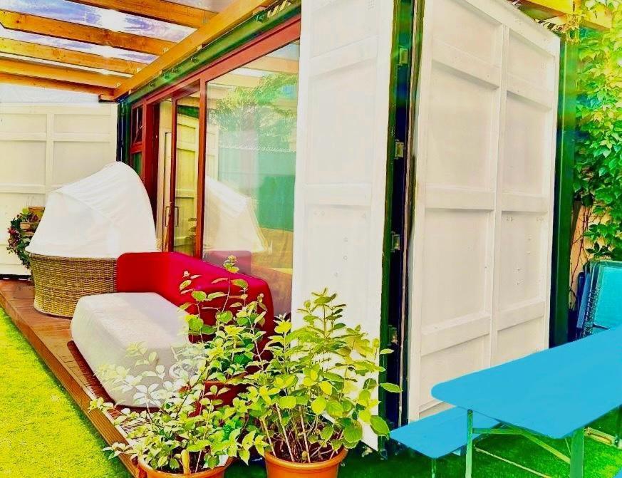 Designer Tiny House With Wraparound Sun Terrace & Garden Lounge * Berlin