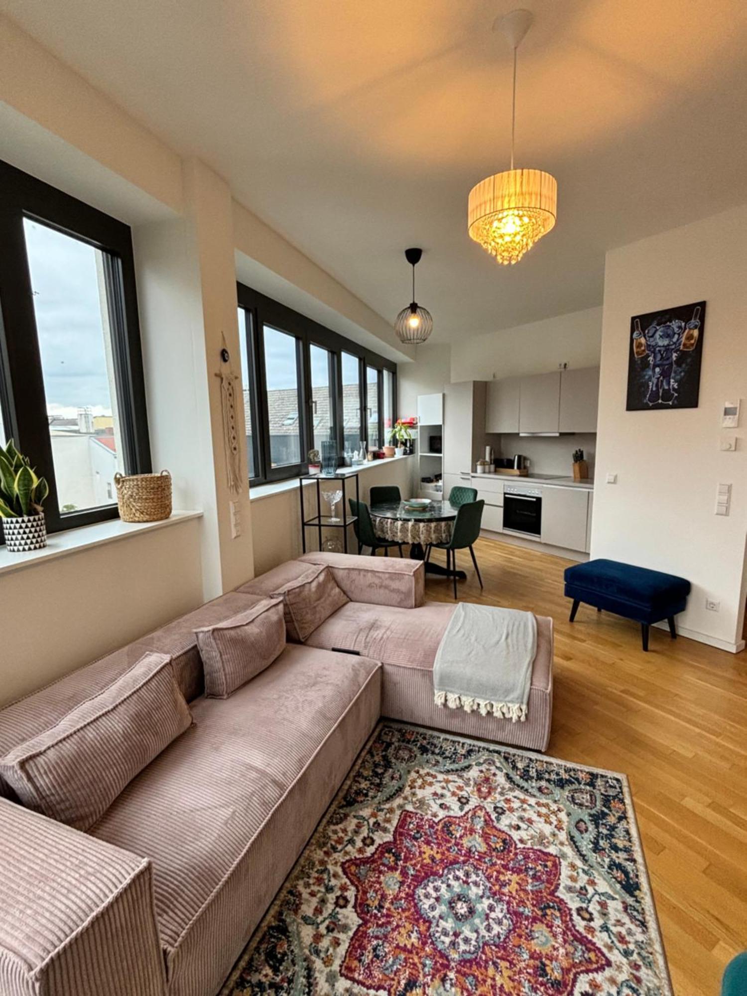 Check Point Charlie Luxury With Balcony Berlin