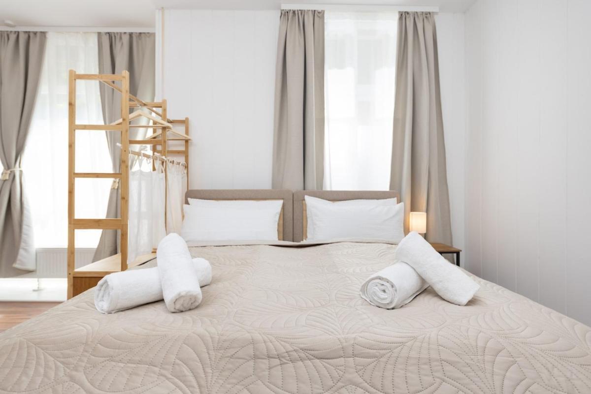 Apartment Japandi Apartment With Washer, Kitchen & Netflix Near Schoenhauser Allee