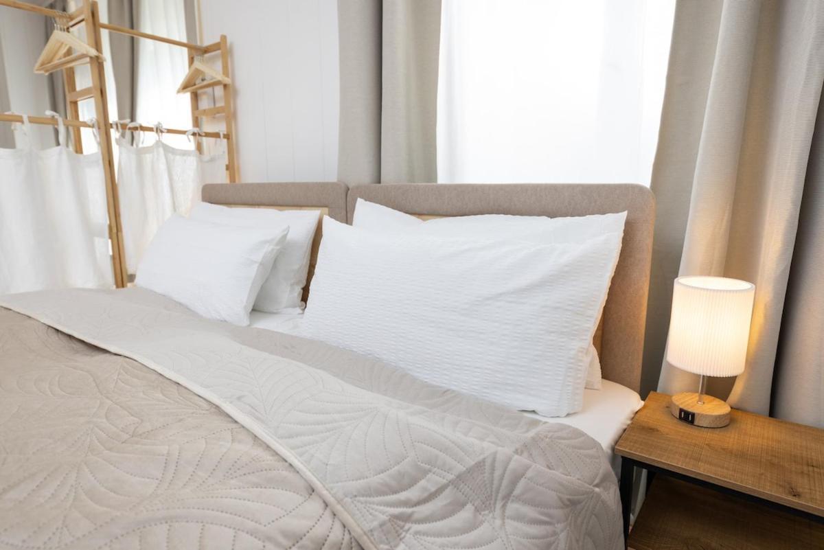 Japandi Apartment With Washer, Kitchen & Netflix Near Schoenhauser Allee *