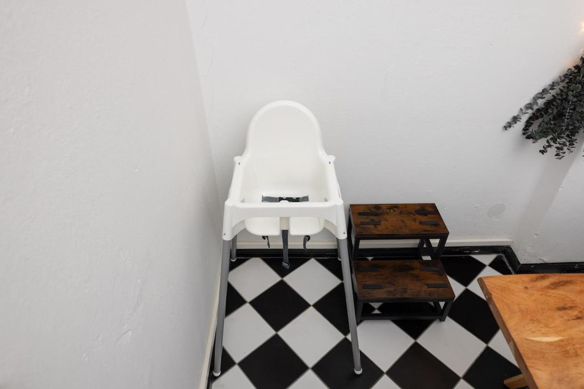 Japandi Apartment With Washer, Kitchen & Netflix Near Schoenhauser Allee Berlin