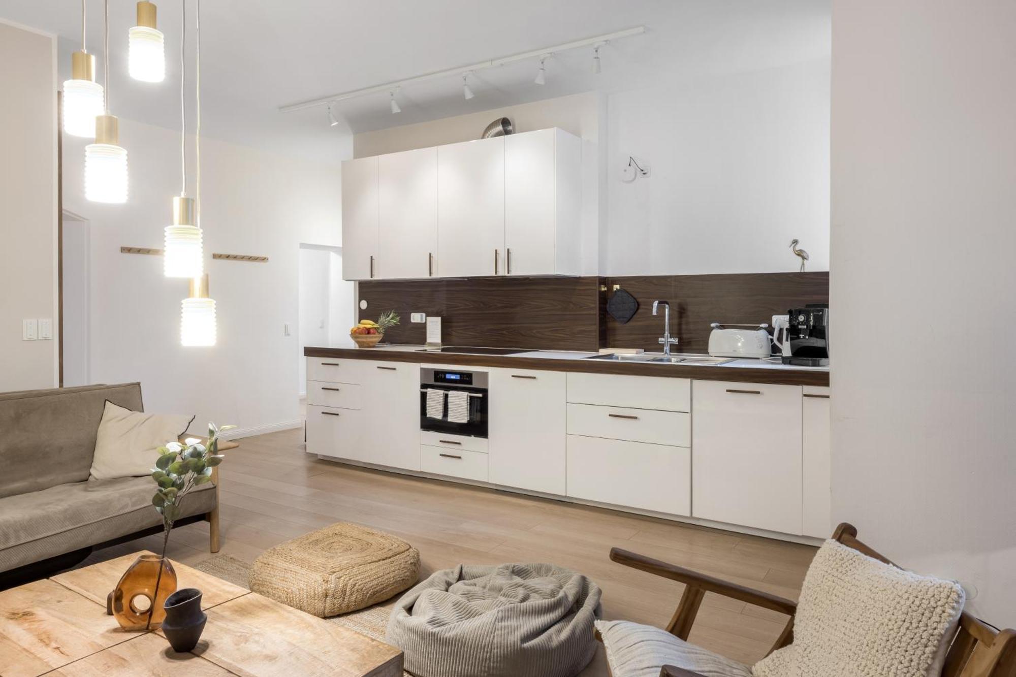 Large And Boutique 5-bedroom Apartment *