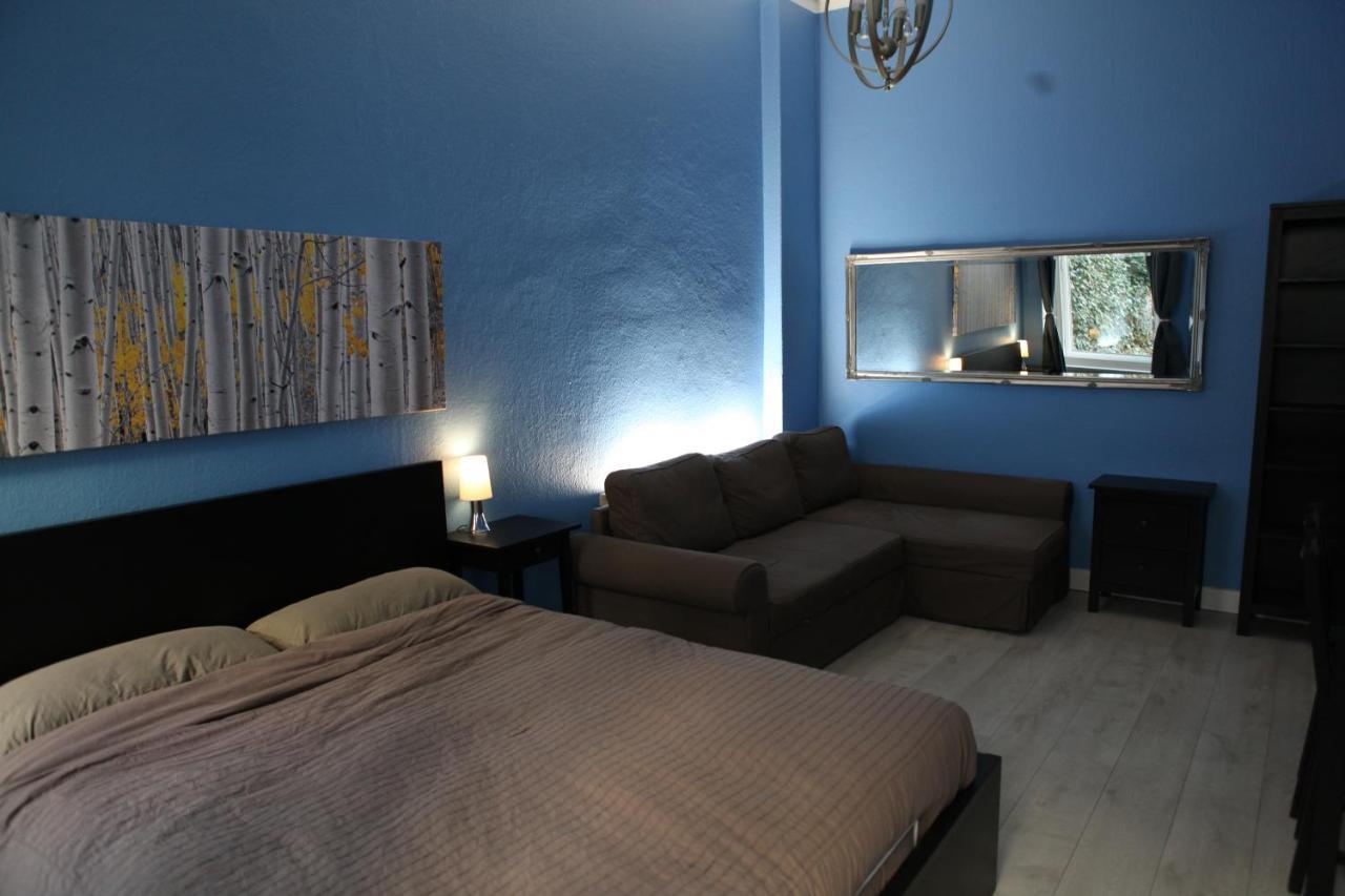 Blue Studio Apartment *
