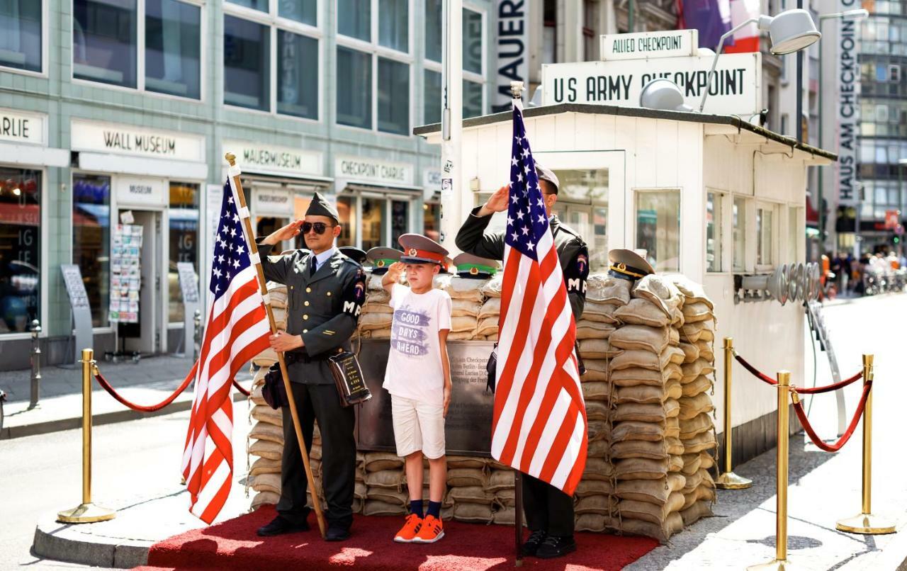 Wilde Berlin, Checkpoint Charlie