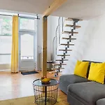 Lr Renovated +Ac+Rain Shower+Wooden Floorboards