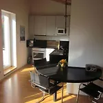 Moderne Studiowohnung Im Obergeschoss Mit Balkon
