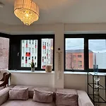 Check Point Charlie Luxury Apartment With Balcony