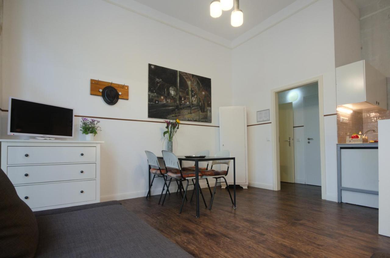 Altbauwohnung Mit 3 Bädern Apartment *