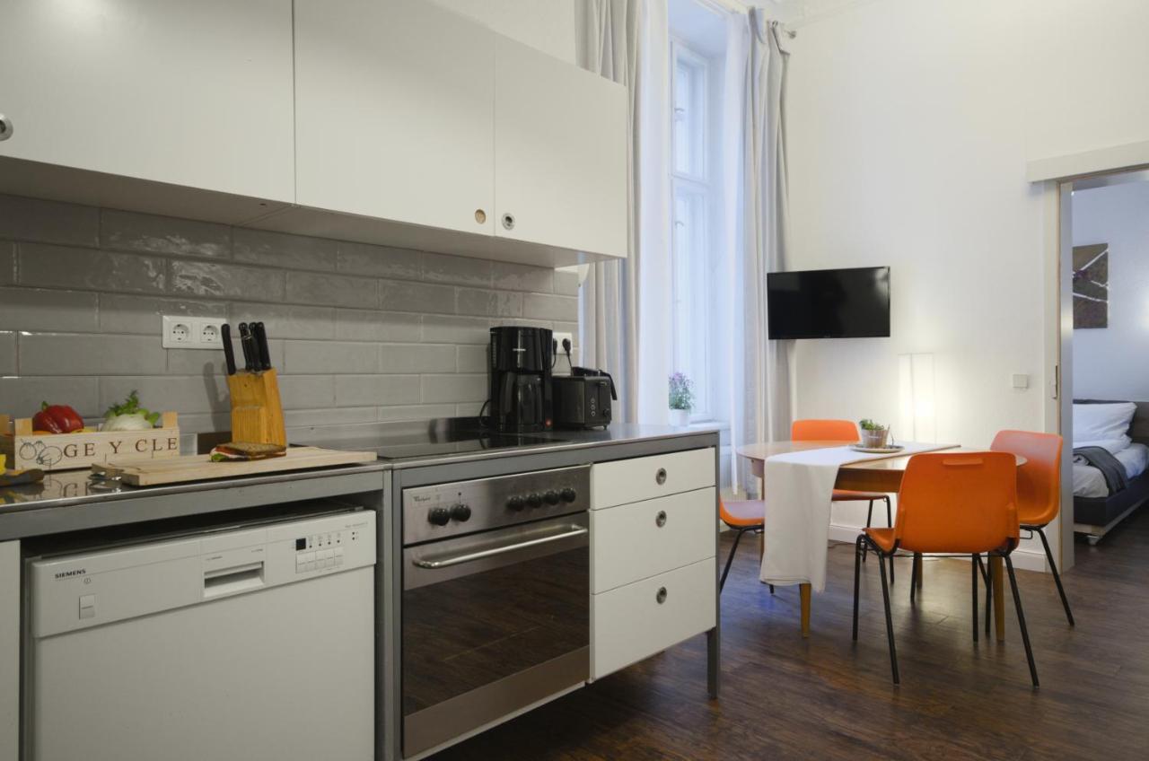 Apartment Altbauwohnung Mit 3 Bädern *