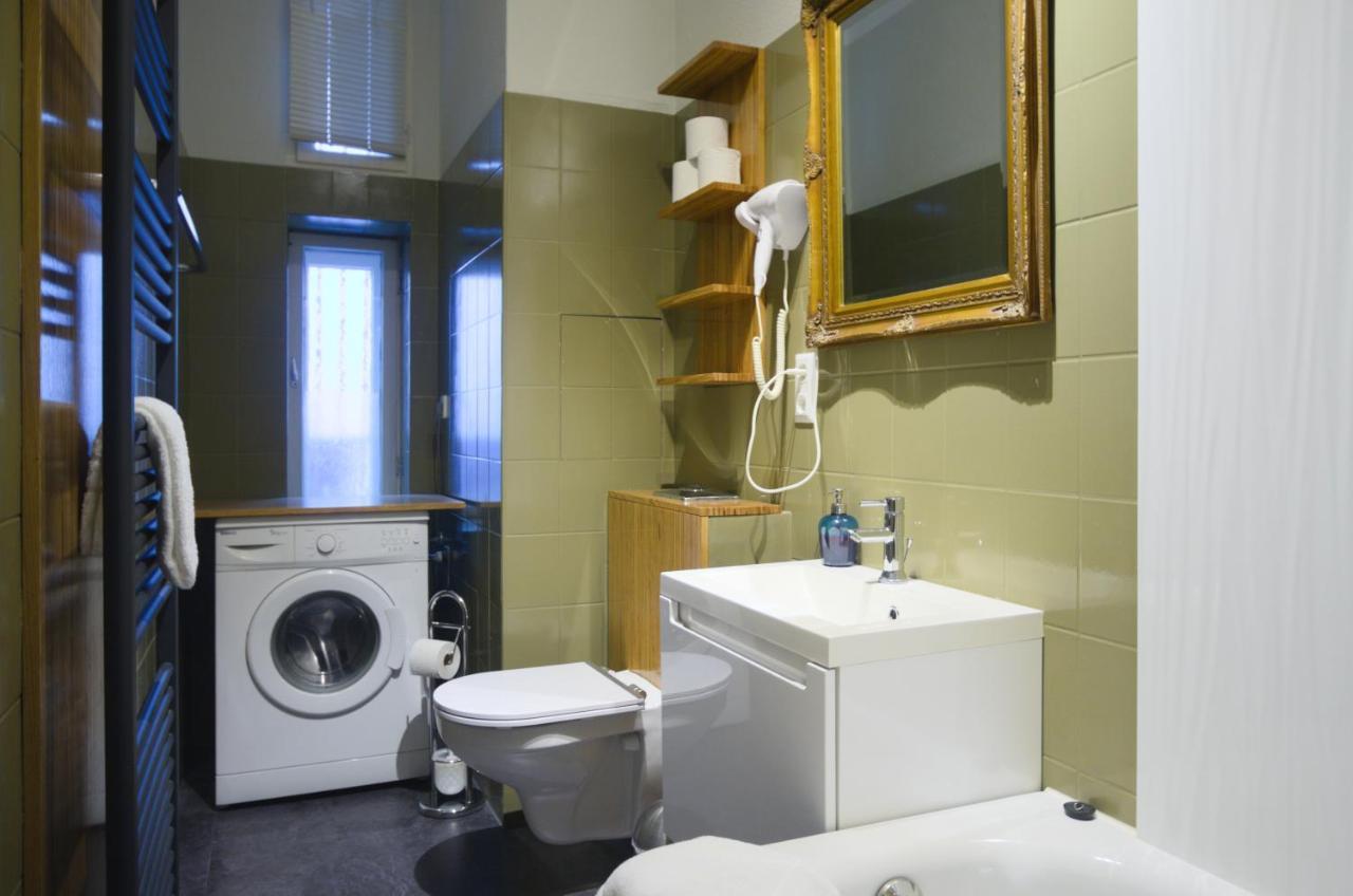 Altbauwohnung Mit 3 Bädern *