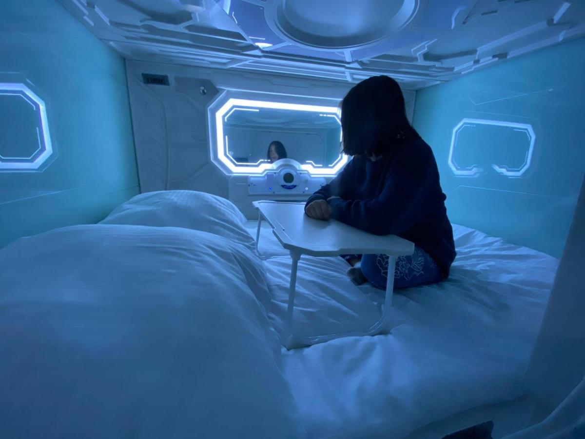Space Night Capsule
