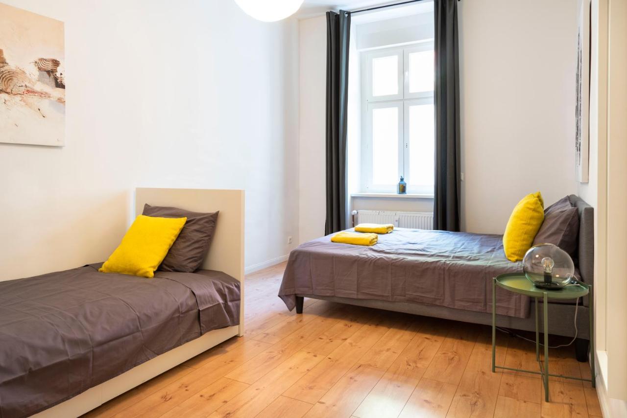 Freshly Renovated 2br&lr+walk-in Rainshower Lägenhet