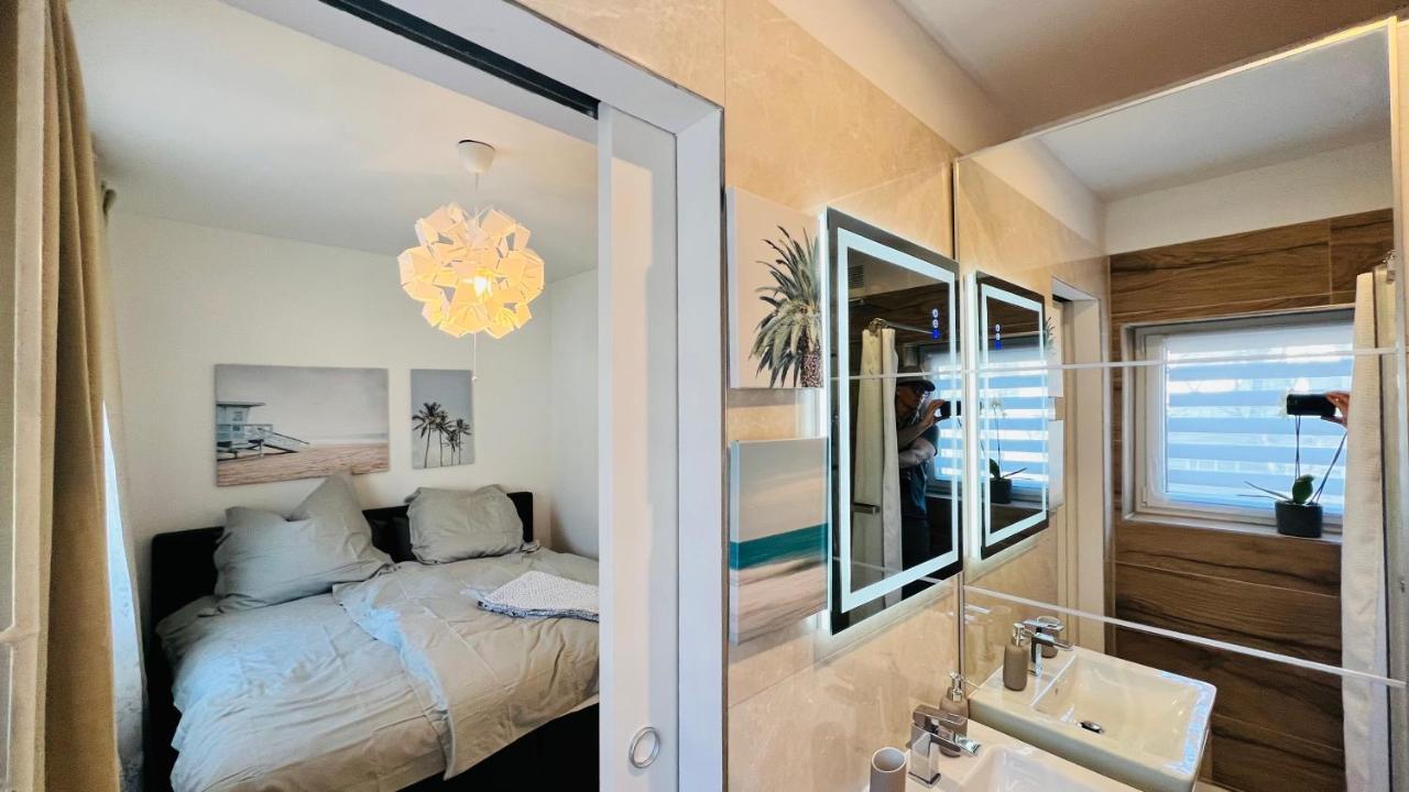 Apartment Central Designer 3 Apt With Terrace & Parking *