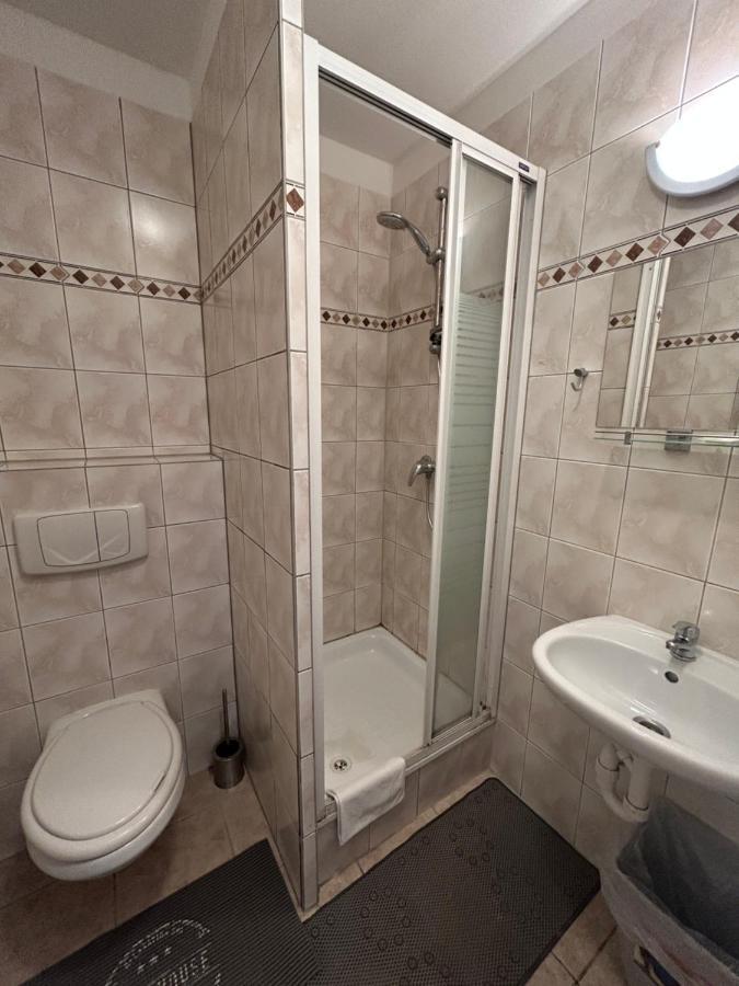 Hotell Adam 2*