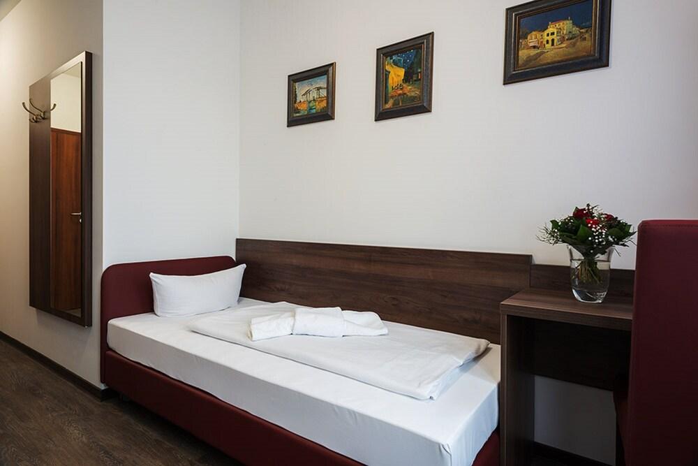 Queens Park Hotell 3*