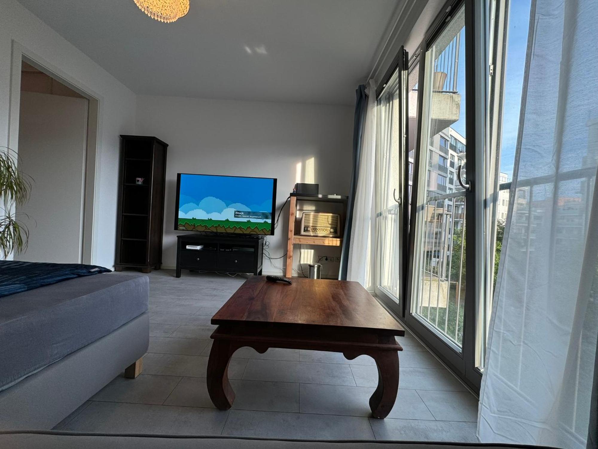 Privatunterkunft Luxus In Mitte Mit Laptop, Grossem Tv, Neuem Bett Und Privatem Badezimmer