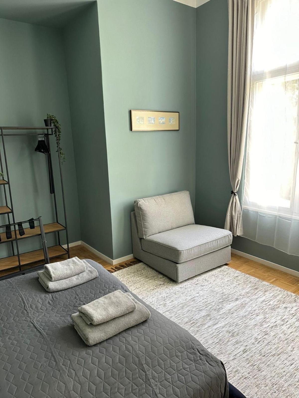 Jomi Stays, Brandenburgische Strasse 16 - Wohnen Beim Kurfuerstendamm Rum i privatbostad Berlin