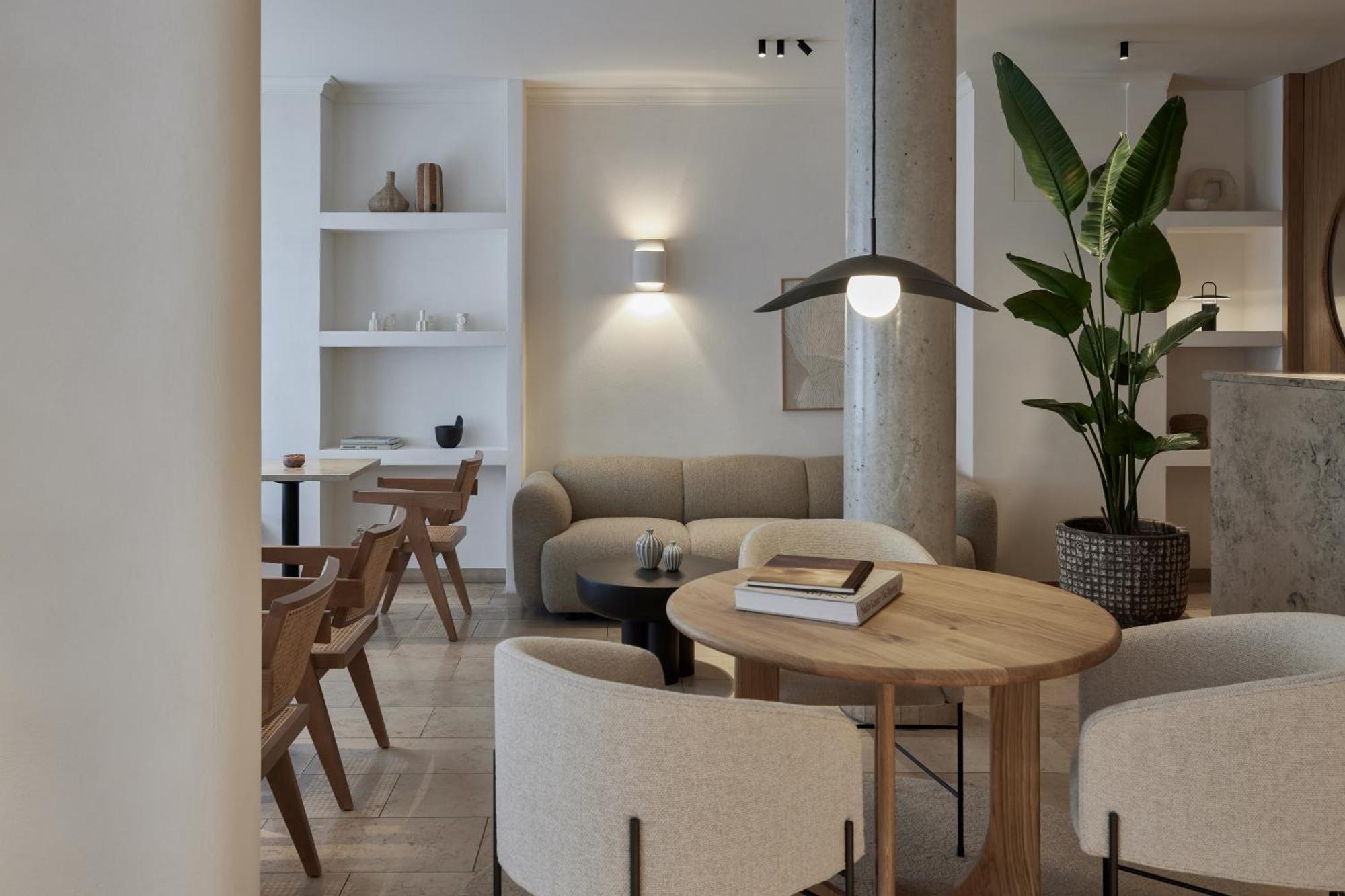 Adelante Boutique 4*