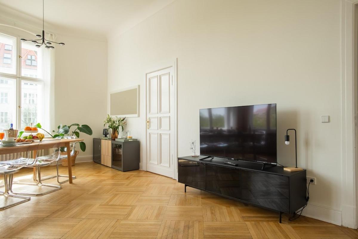 Kaiser 04 By Rockchair L Superhost Status L 3 Bedrooms Boxspringbeds 2 Bathrooms L Cozy Family & Business Flair 155 Sqm 3 Balcony 4th Floor Elevator Up To 10 Guests Welcomes You! Berlin