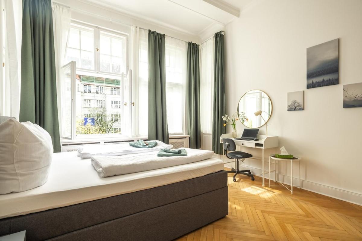 Kaiser 04 By Rockchair L Superhost Status L 3 Bedrooms Boxspringbeds 2 Bathrooms L Cozy Family & Business Flair 155 Sqm 3 Balcony 4th Floor Elevator Up To 10 Guests Welcomes You! * Berlin