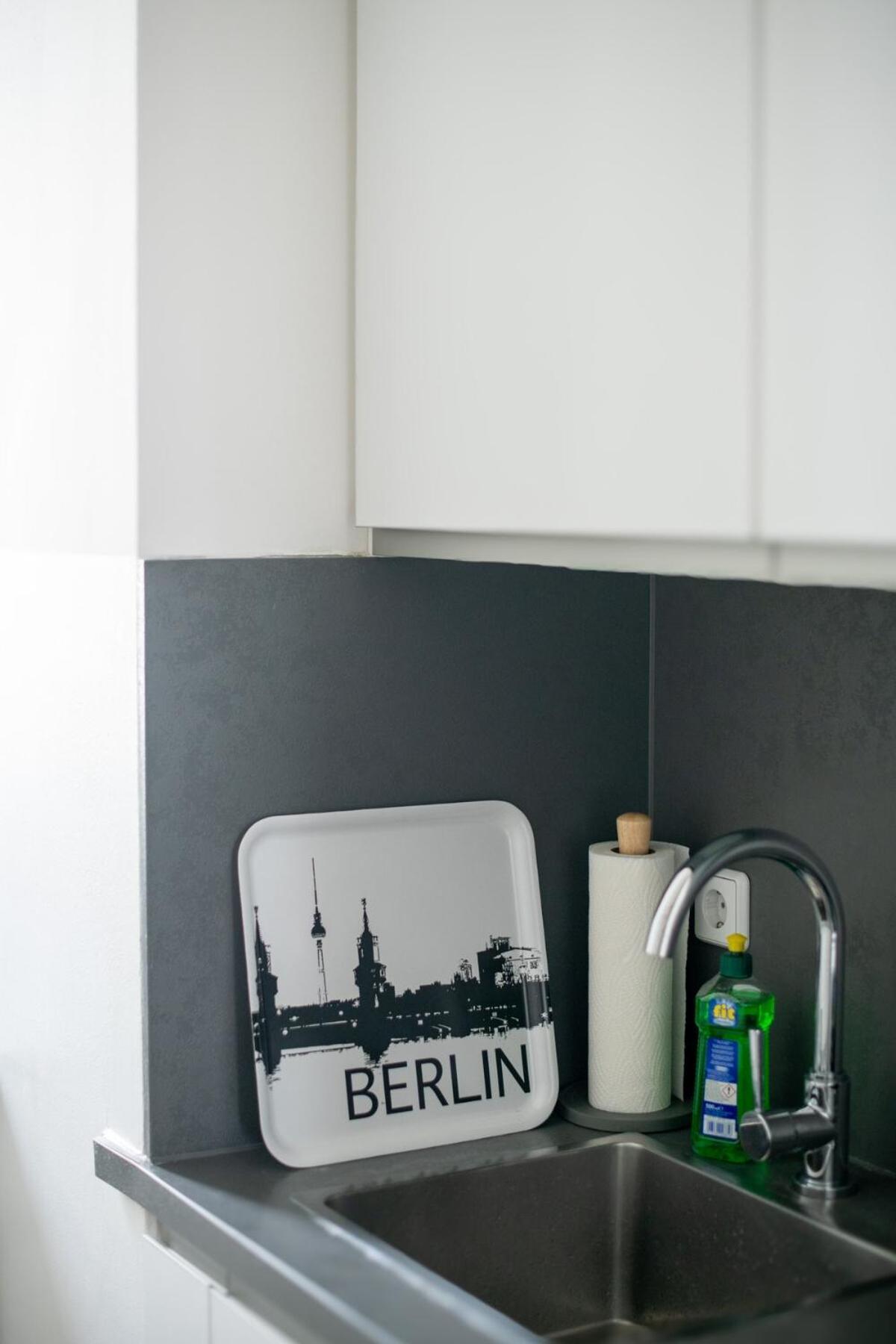 Kaiser 04 By Rockchair L Superhost Status L 3 Bedrooms Boxspringbeds 2 Bathrooms L Cozy Family & Business Flair 155 Sqm 3 Balcony 4th Floor Elevator Up To 10 Guests Welcomes You! * Berlin