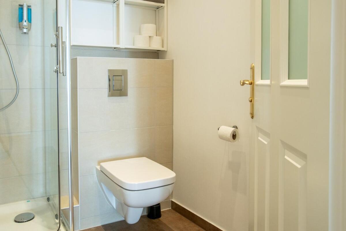Kaiser 04 By Rockchair L Superhost Status L 3 Bedrooms Boxspringbeds 2 Bathrooms L Cozy Family & Business Flair 155 Sqm 3 Balcony 4th Floor Elevator Up To 10 Guests Welcomes You!