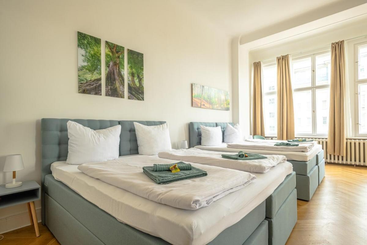 Kaiser 04 By Rockchair L Superhost Status L 3 Bedrooms Boxspringbeds 2 Bathrooms L Cozy Family & Business Flair 155 Sqm 3 Balcony 4th Floor Elevator Up To 10 Guests Welcomes You! * Berlin