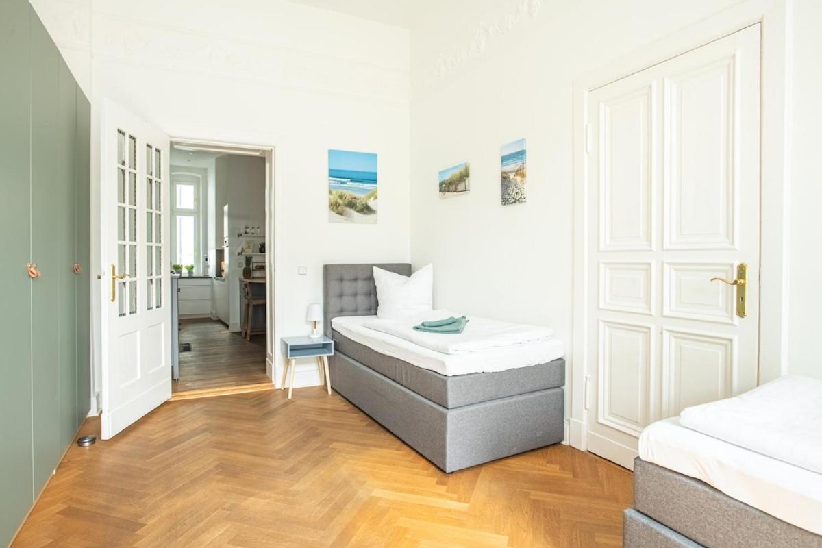 Kaiser 04 By Rockchair L Superhost Status L 3 Bedrooms Boxspringbeds 2 Bathrooms L Cozy Family & Business Flair 155 Sqm 3 Balcony 4th Floor Elevator Up To 10 Guests Welcomes You! Apartment