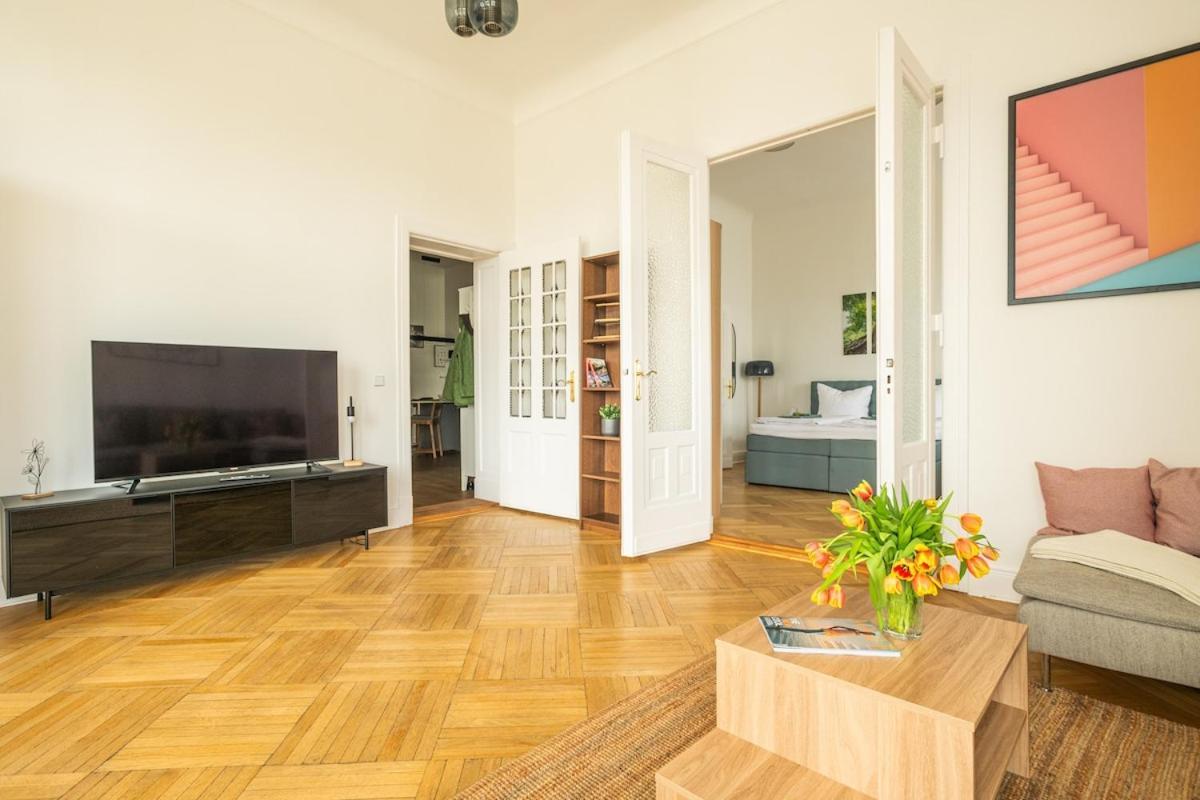 Apartment Kaiser 04 By Rockchair L Superhost Status L 3 Bedrooms Boxspringbeds 2 Bathrooms L Cozy Family & Business Flair 155 Sqm 3 Balcony 4th Floor Elevator Up To 10 Guests Welcomes You! Berlin