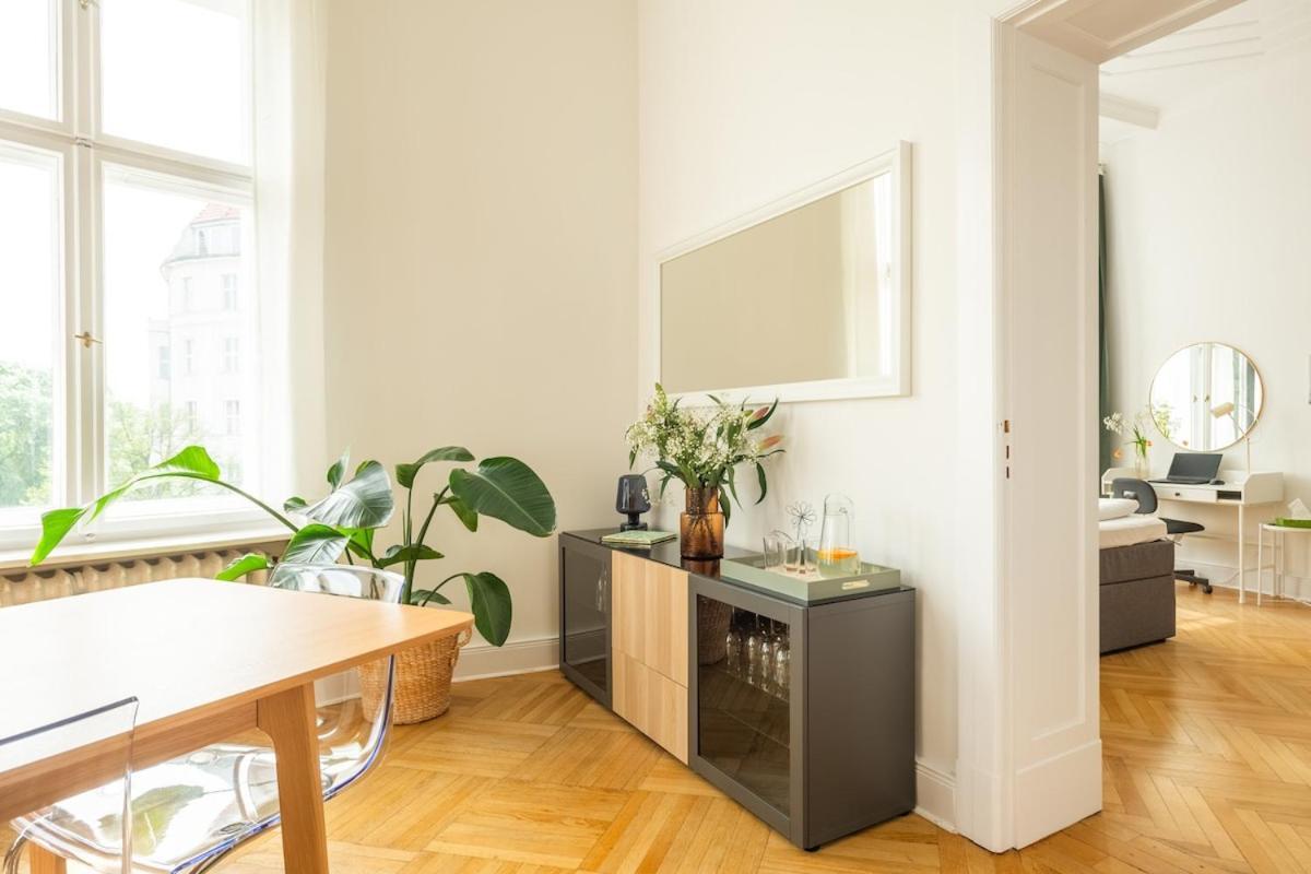 Kaiser 04 By Rockchair L Superhost Status L 3 Bedrooms Boxspringbeds 2 Bathrooms L Cozy Family & Business Flair 155 Sqm 3 Balcony 4th Floor Elevator Up To 10 Guests Welcomes You! * Berlin