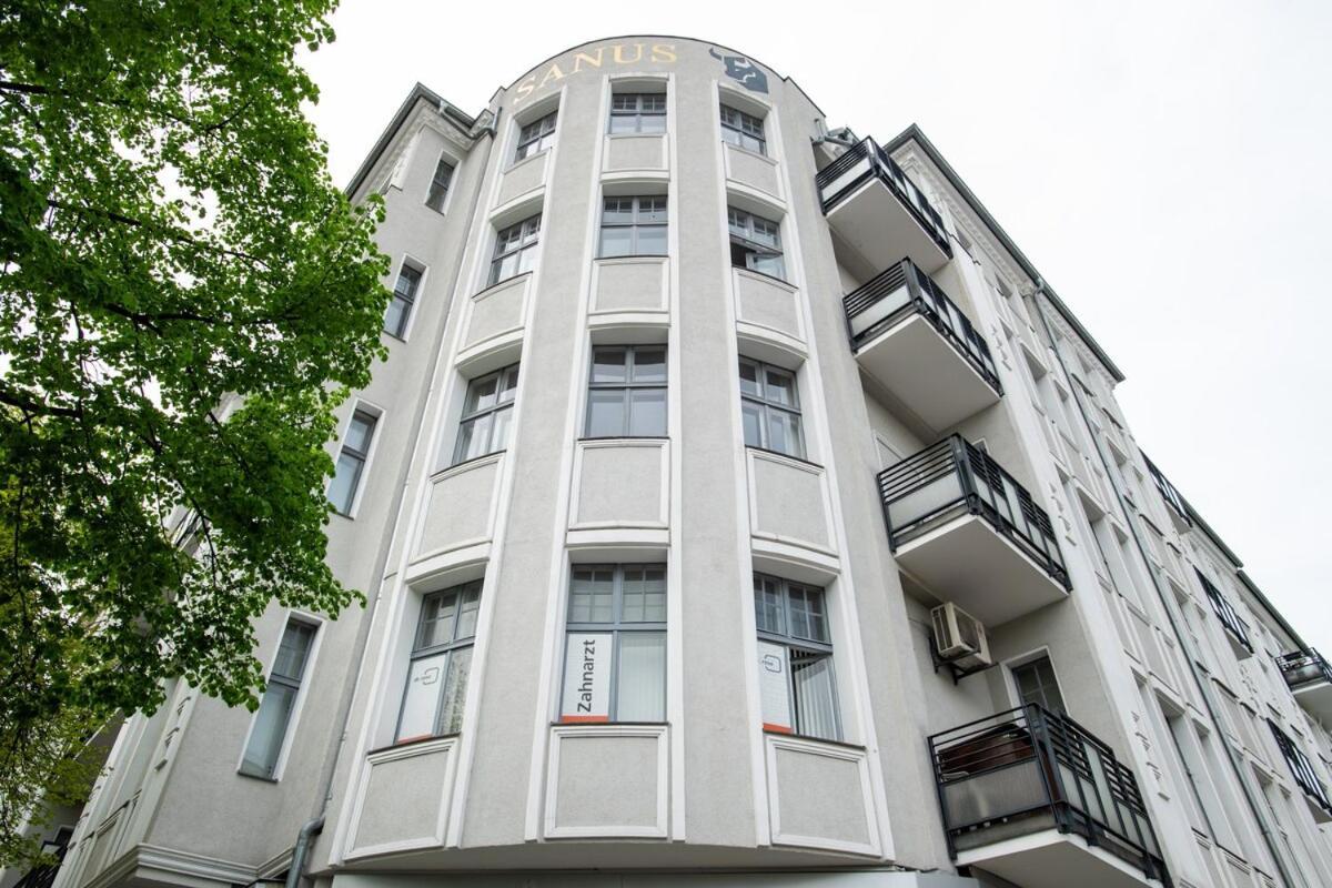 Kaiser 04 By Rockchair L Superhost Status L 3 Bedrooms Boxspringbeds 2 Bathrooms L Cozy Family & Business Flair 155 Sqm 3 Balcony 4th Floor Elevator Up To 10 Guests Welcomes You! Berlin